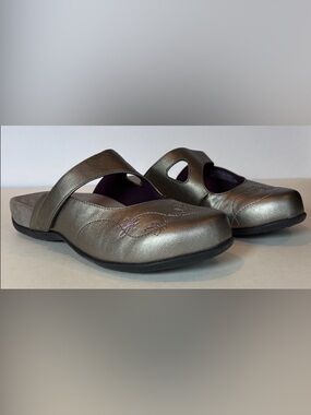 NEW! Orthaheel Jane Mule / Clog / Sandal in Pewter. Size 8w